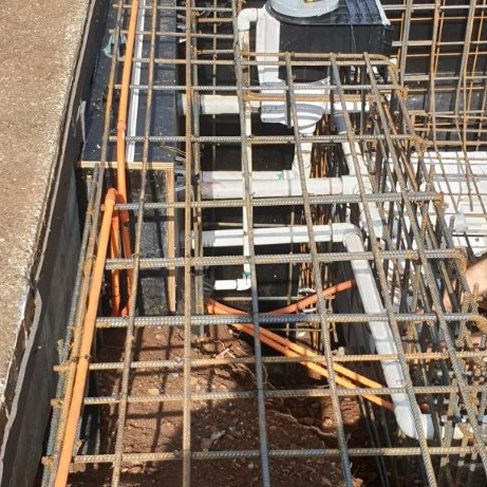 why do you need to earth a pool fence